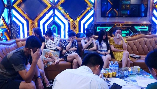 Hàng loạt đối tượng dương tính với ma tuý tại cơ sở karaoke Thiên Đường II (TP Đồng Hới)