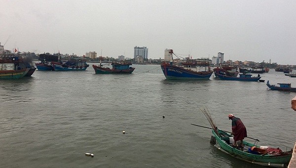 Tàu cá của ngư dân Quảng Bình ở cửa biển Nhật Lệ đang di chuyển sâu vào nơi trú ẩn an toàn tránh bão