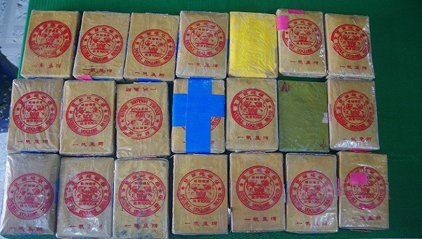 21 bánh nghi là heroin bên trong thùng nhựa  người dân nhặt được tại bãi tắm thôn Tân Mỹ