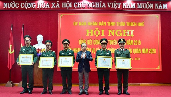 Ông  Phan Ngọc Thọ, Chủ tịch UBND tỉnh tặng bằng khen cho các tập thể đạt thành tích xuất sắc trong công tác tuyển chọn và gọi công dân nhập ngũ năm 2019.

