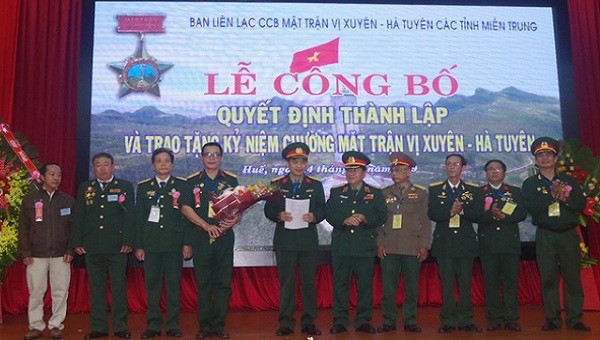 Thiếu tướng Nguyễn Đức Huy, Trưởng Ban liên lạc Cựu chiến binh toàn quốc mặt trận Vị Xuyên – Hà Tuyên trao quyết định thành lập  Ban liên lạc Cựu chiến binh Mặt trận Vị Xuyên – Hà Tuyên các tỉnh Bắc miền Trung