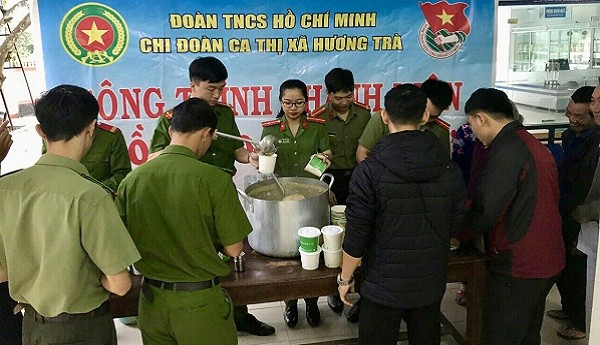 Các đoàn viên thanh niên Công an thị xã Hương Trà phát cháo cho các bệnh nhân.