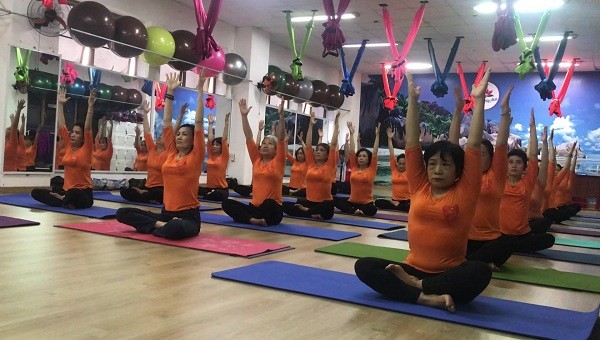 Bài tập khởi động của các học viên ở lớp Yoga yêu thương.