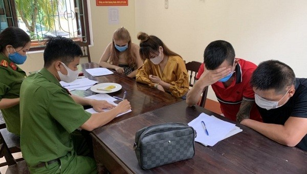 Các đối tượng sử dụng ma túy để bay, lắc tại khách sạn Anh Linh II (Ảnh: CAQB)