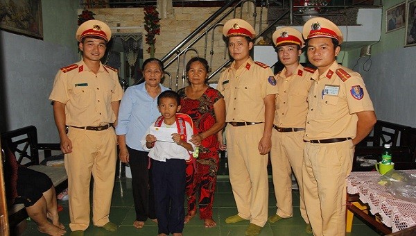 Em Dương Văn Huy được Đoàn Thanh niên Phòng CSGT nhận đỡ đầu.