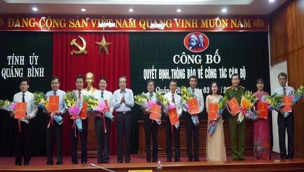 Bí thư Tỉnh ủy Hoàng Đăng Quang trao quyết định cho các cá nhân được chuẩn y, điều động và bổ nhiệm.