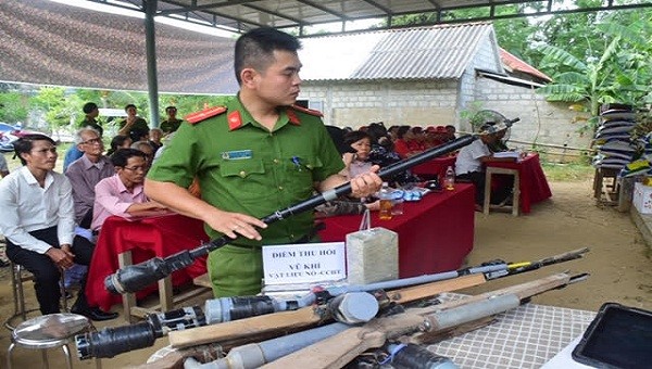 Sau thời gian vận động và tuyên truyền, người dân đã tự nguyện giao nộp 07 súng hơi tự chế và 01 kg thuốc nổ.