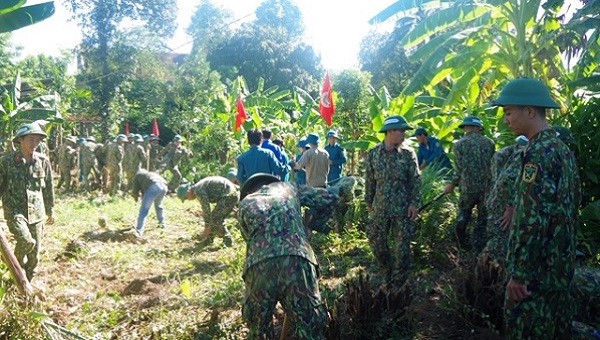 Các lực lượng ra quân phát quang cây xanh, bụi rậm làm mới đường dân sinh ngay sau lễ phát động