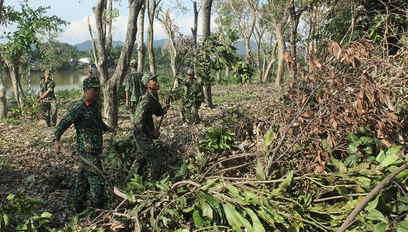 Bộ Chỉ huy Quân sự tỉnh Thừa Thiên Huế đã huy động trên 50 cán bộ, chiến sĩ ra quân tổng dọn vệ sinh sau bão.