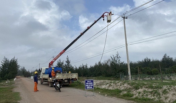 Công nhân kiểm tra sửa chữa hệ thống lưới điện đảm bảo cấp điện ổn định.