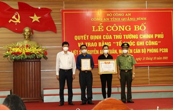 Thừa ủy quyền của Thủ tướng Chính phủ, ông Hồ An Phong - Phó Chủ tịch UBND tỉnh và Đại tá Nguyễn Tiến Nam - Giám đốc Công an tỉnh đã trao quyết định và Bằng “Tổ quốc ghi công” cho thân nhân gia đình liệt sĩ Nguyễn Anh Tuấn.