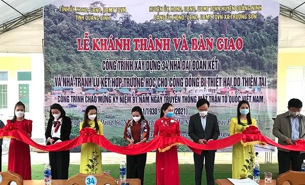 Cắt băng khánh thành 34 ngôi nhà Đại đoàn kết tại bản Sắt, xã Trường Sơn, huyện Quảng Ninh.