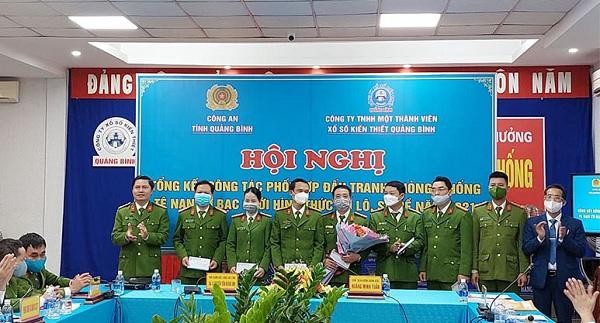 Khen thưởng các đơn vị đạt thành tích trong công tác đấu tranh phòng, chống tệ nạn cờ bạc bằng hình thức số lô, số đề.