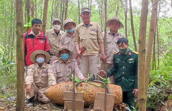 Sau khi kiểm tra và đánh giá kỹ lưỡng, các chuyên gia tiến hành đưa quả bom M117 về khu vực hủy nổ theo quy định.