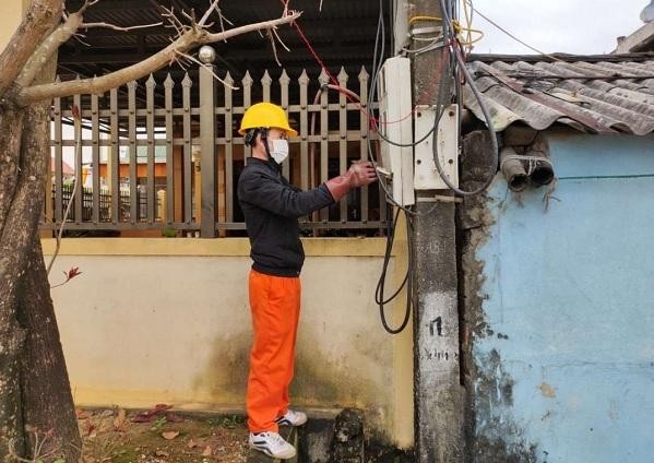 Công nhân kiểm tra các trường hợp khách hàng có lượng điện tiêu thụ tăng cao bất thường