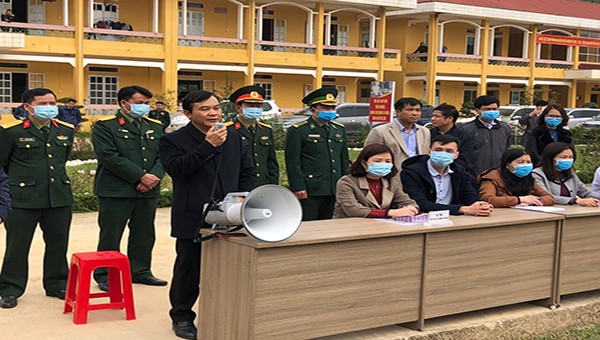 Buổi trao giấy chứng nhận hoàn thành cách ly cho 53 công dân đầu tiên cách ly, theo dõi tại Trung đoàn 852 (Bộ Chỉ huy Quân sự tỉnh Cao Bằng).