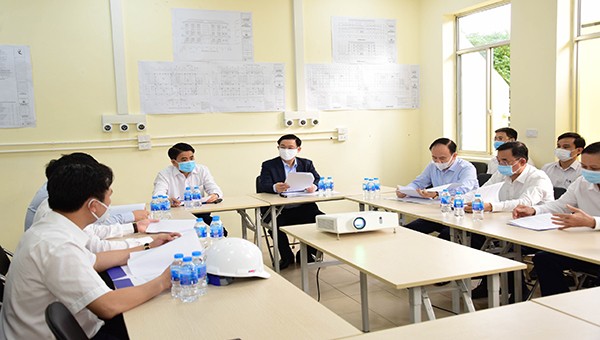 Bí thư Thành ủy Hà Nội Vương Đình Huệ kiểm tra tiến độ Bệnh viện dã chiến Mê Linh.