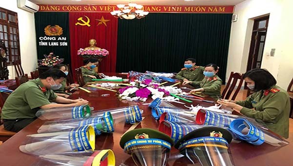Hội phụ nữ và đoàn viên thanh niên Phòng tham mưu công an Tỉnh Lạng Sơn tham gia làm mũ chống giọt bắn