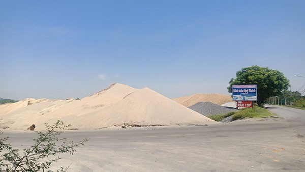 Những núi cát trong bãi khai thác của Công ty TNHH Trung Kiên.