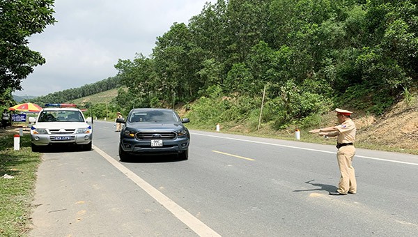 Lực lượng CSGT đảm bảo phương tiện lưu thông an toàn theo pháp luật giao thông. 