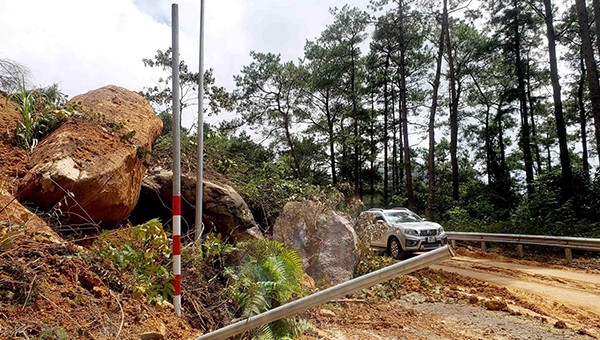 Vĩnh Phúc: Hàng trăm m³ đất đá sạt lở tại đường lên Tam Đảo