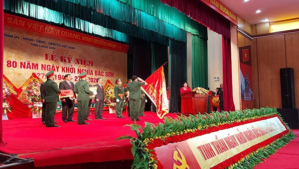 Đại tướng Lương Cường gắn Huân chương lên cờ truyền thống.