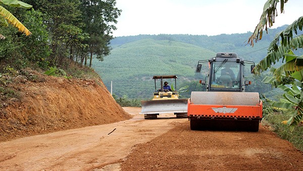 Đơn vị thi công tiến hành san gạt mặt bằng tuyến đường liên xã An Châu, Yên Định, Giáo Liêm 