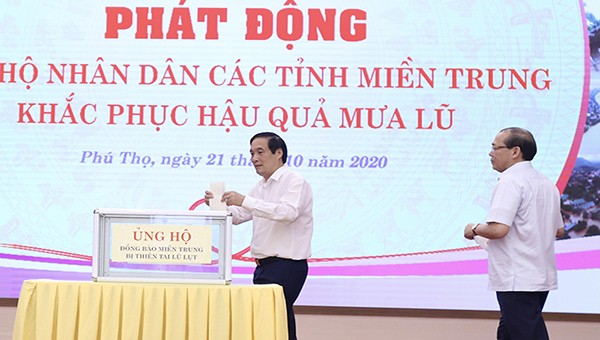 Đồng chí Bùi Minh Châu - Bí thư Tỉnh ủy ủng hộ đồng bào miền Trung