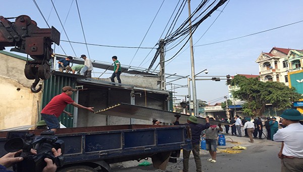 Buổi tháo dỡ các công trình vi phạm trật tự xây dựng diễn ra an toàn và đúng quy định của pháp luật.