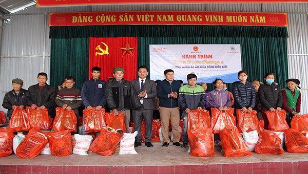 Các món quà ý nghĩa của Hành trình kết nối yêu thương và Áo ấm mùa đông 2020 đã đến tận tay bà con của xã Bảo Lâm.