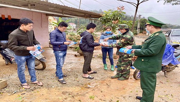 Cán bộ, chiến sĩ chốt kiểm soát thuộc Đồn Biên phòng Bảo Lâm tuần tra, kiểm soát đường mòn, lối mở, hướng dẫn cho bà con phòng chống dịch Covid-19.