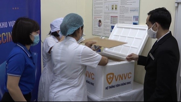 Nhân viên y tế kiểm tra vaccine được bàn giao.