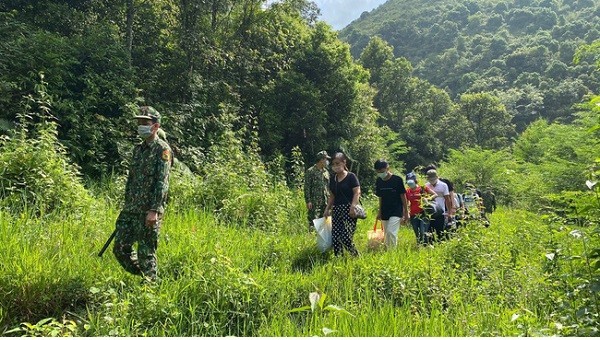 Cán bộ, chiến sĩ biên phòng đưa các công dân nhập cảnh trái phép về nơi cách ly. Ảnh minh họa