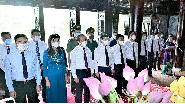 Đoàn đại biểu tỉnh Tuyên Quang dâng hương Đền thờ Chủ tịch Hồ Chí Minh.

​