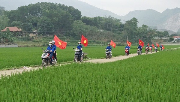 Màu áo xanh thanh niên rộn ràng trên nẻo đường quê.