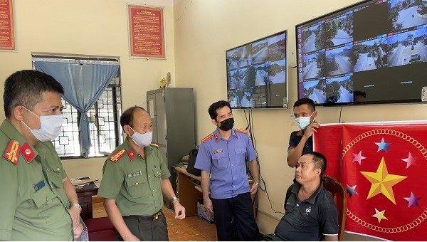 Đại tá Vì Quyền Chứ, Phó Giám đốc Công an tỉnh Sơn La trực tiếp lấy lời khai đối tượng.