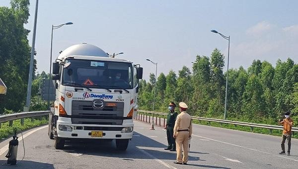 Lực lượng công an tỉnh Vĩnh Phúc trực tại các điểm kiểm soát dịch bệnh ra vào tỉnh.