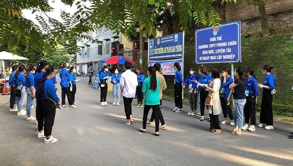 Tại các điểm thi, lực lượng đoàn viên, thanh niên đã thực hiện tốt công tác tiếp sức mùa thi.