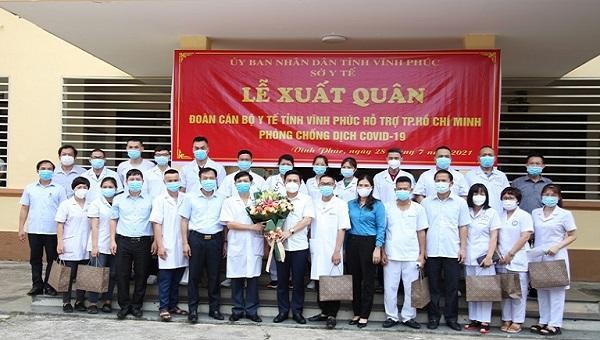 Cán bộ y tế tỉnh Vĩnh Phúc hỗ trợ TP HCM chống dịch.