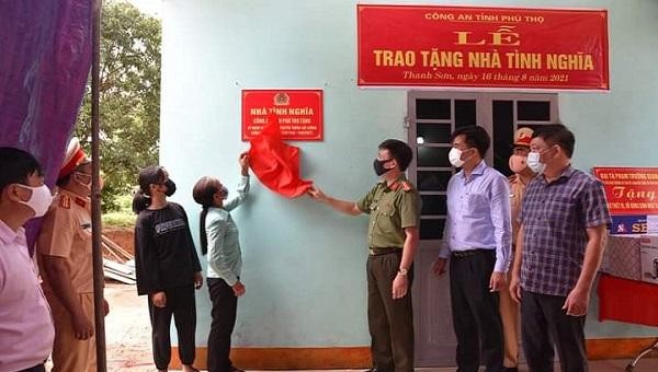 Đại tá Phạm Trường Giang - Giám đốc Công an tỉnh Phú Thọ trao nhà tình nghĩa cho gia đình chị Đinh Thị An tại xã Yên Lương, huyện Thanh Sơn, tỉnh Phú Thọ.