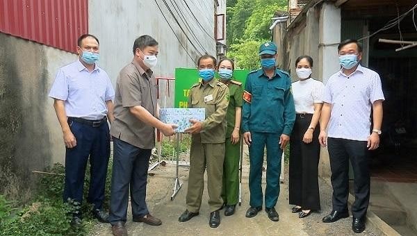 Lãnh đạo TP Bắc Kạn tặng quà chốt kiểm soát dịch COVID-19 tổ 1A, phường Đức Xuân.