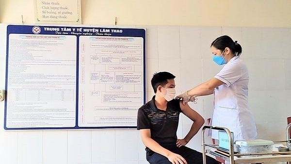 Supe Lâm Thao tổ chức tiêm vaccine phòng COVID-19 đợt 1 cho người lao động.