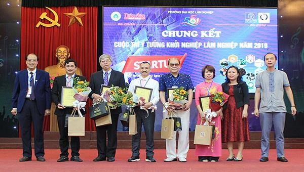 Doanh nhân Nguyễn Kim Cường là thành viên Ban giám khảo cuộc thi khởi nghiệp của trường Đại học Lâm Nghiệp Việt Nam năm 2019