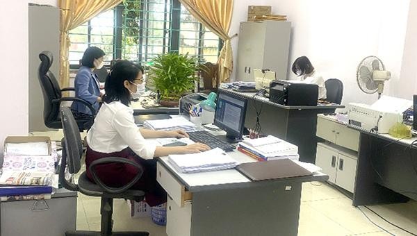 Cán bộ Sở Lao động, Thương binh & Xã hội rà soát các đối tượng được hỗ trợ do dịch COVID-19.