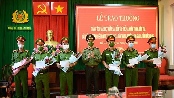 Các tập thể và cá nhân trong Ban chuyên án được Chủ tịch UBND tỉnh Bắc Giang khen thưởng 