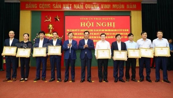 Các tập thể và cá nhân xuất sắc nhận Bằng khen của Ban Thường vụ Tỉnh ủy trong việc thực hiện Nghị quyết số 21 về tăng cường sự lãnh đạo của Đảng đối với công tác bảo hiểm xã hội, bảo hiểm y tế giai đoạn 2012 - 2020 (Ảnh: thainguyen.gov)