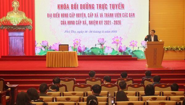 Giáo sư, Tiến sĩ Lê Minh Thông - Nguyên Thư ký Chủ tịch nước truyền đạt chuyên đề về chính quyền địa phương và đại biểu HĐND cấp huyện, cấp xã