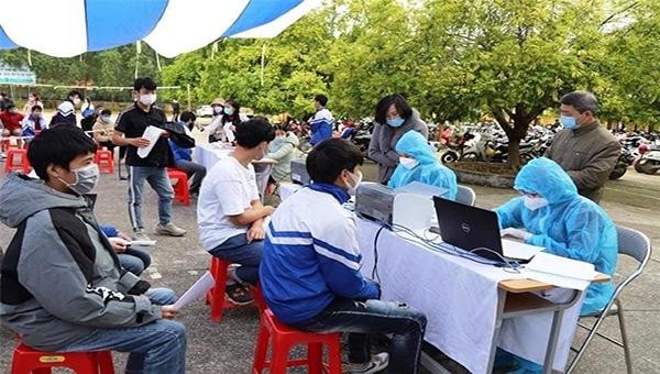 Các em học sinh được khám sàng lọc trước khi tiêm 