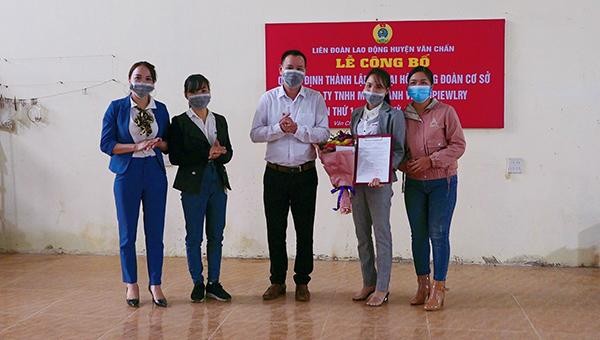 Lãnh đạo LĐLĐ huyện trao Quyết định thành lập CĐCS