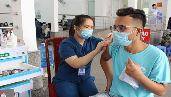 Tiêm phòng vaccine cho người từ 18 tuổi trở lên ( Nguồn: Báo Thái Nguyên)